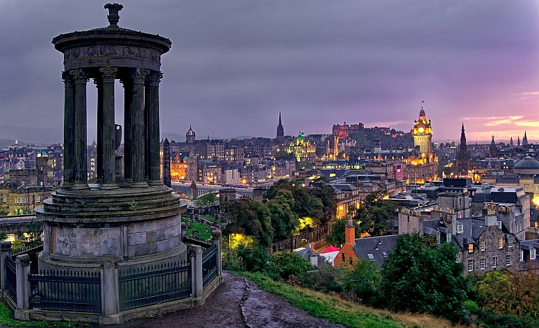 calton hill in edinburgh