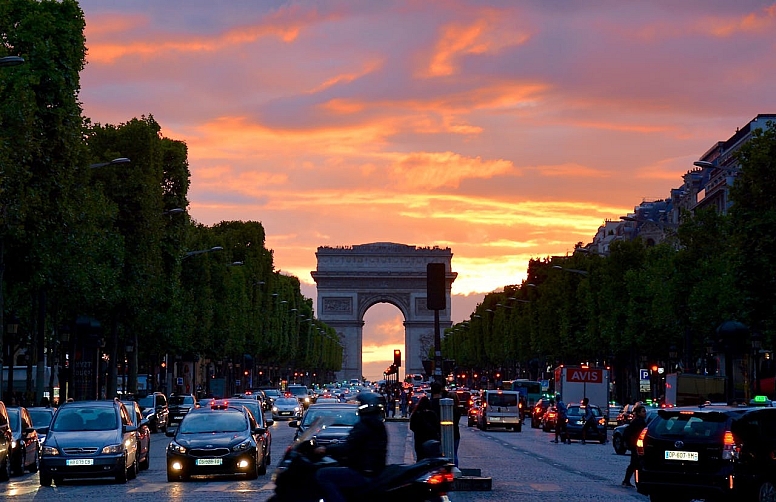 paris night scene